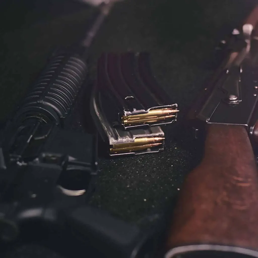 Fotografie AK47 a M4 se zásobníky na střelnici Budapest Shooting Range