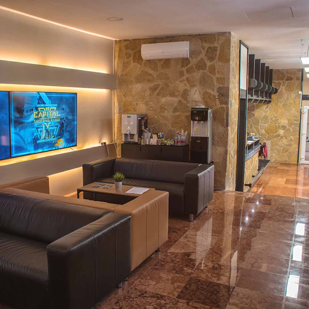Interiér haly (lobby) střelnice Budapest Shooting Range