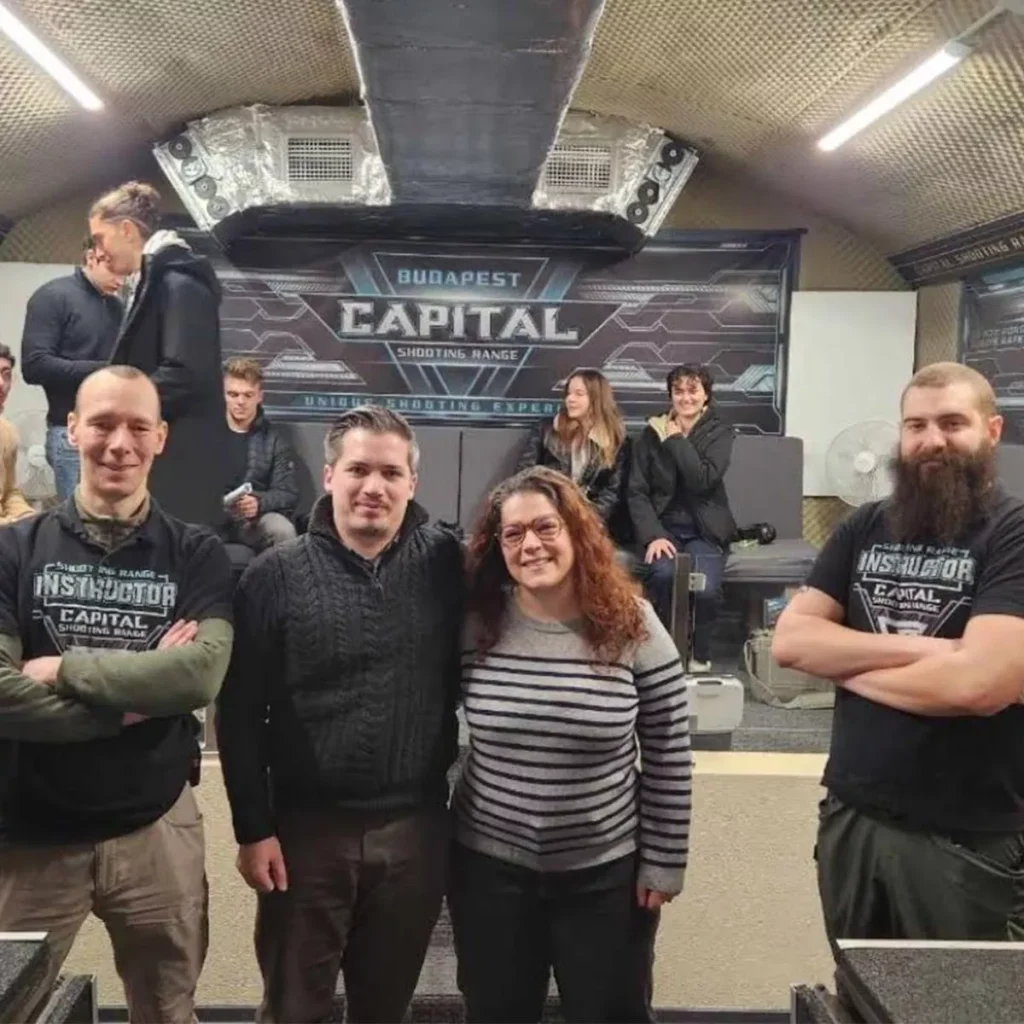 Skupina hostů ve střeleckém sektoru