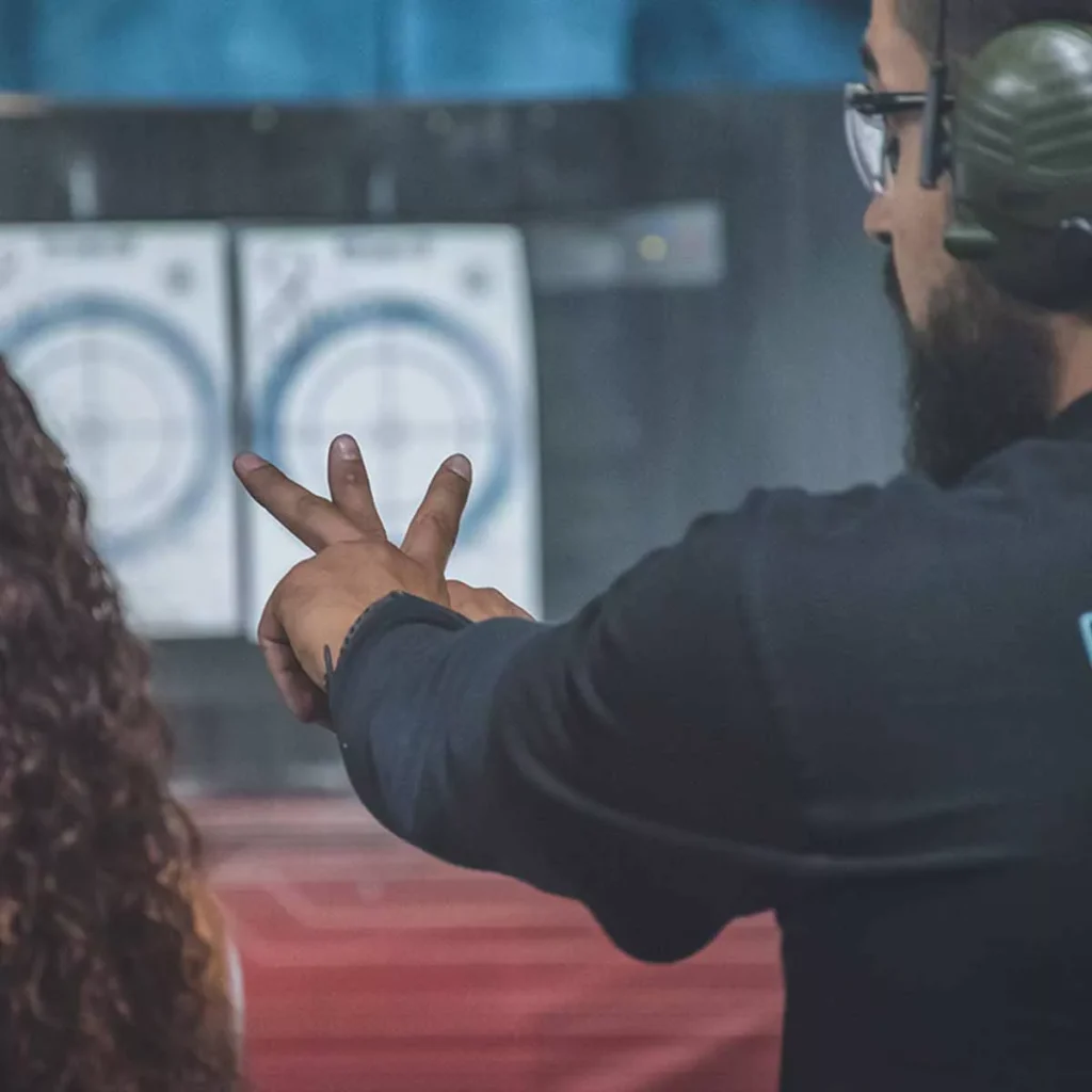 Instruktor ukazuje metodu míření na střelnici Budapest Shooting Range