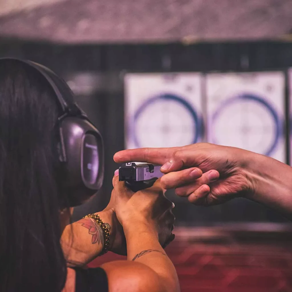 Míření pistolí na střelnici Budapest Shooting Range
